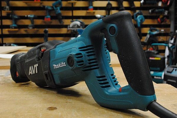 Best Cordless Reciprocating Saw Buyer's Guide