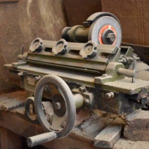 What are the Primary Differences Between a Wood Lathe and Metal Lathe?
